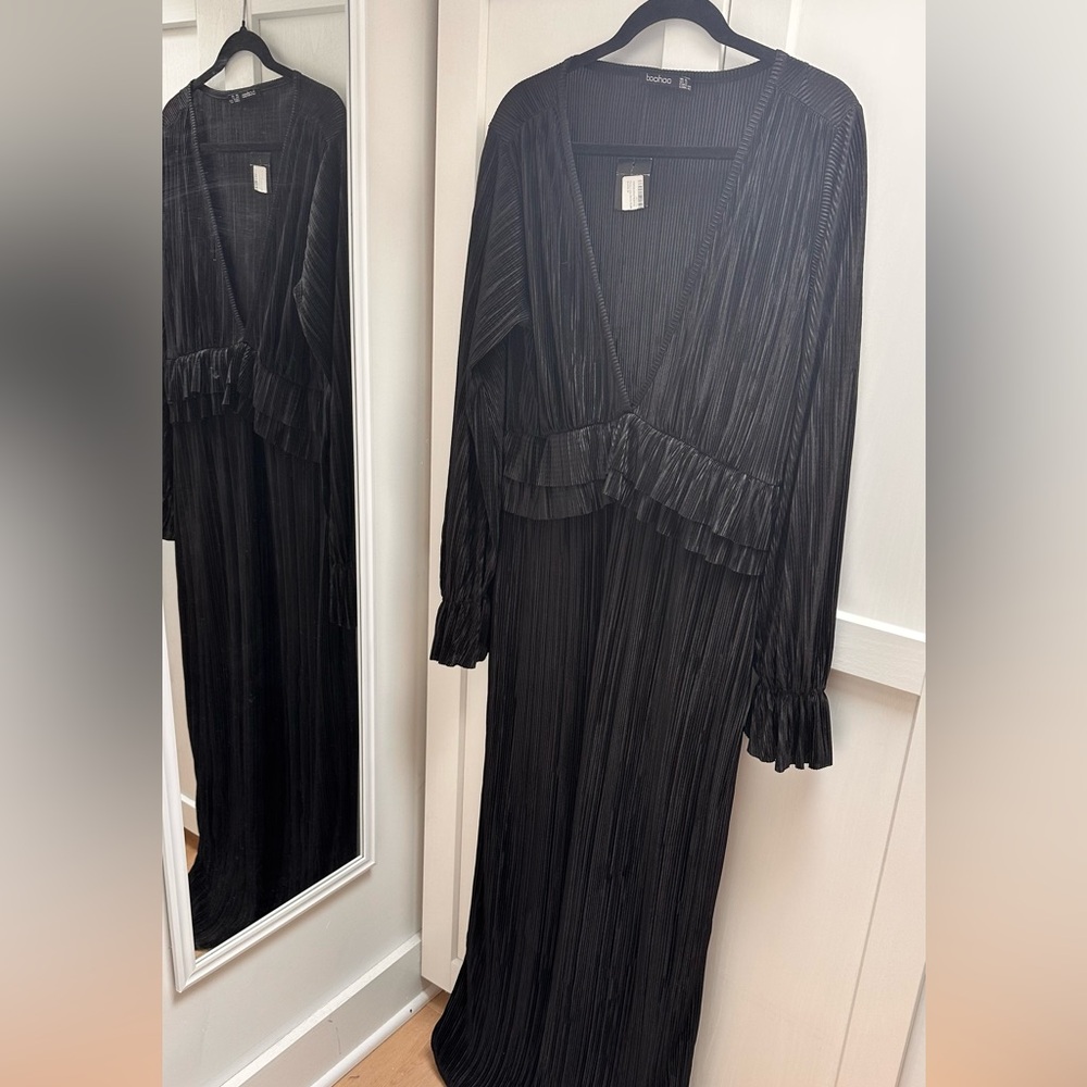 Boohoo Black Plisse Long Sleeve V-Neck Maxi Dress - Picture 11 of 11
